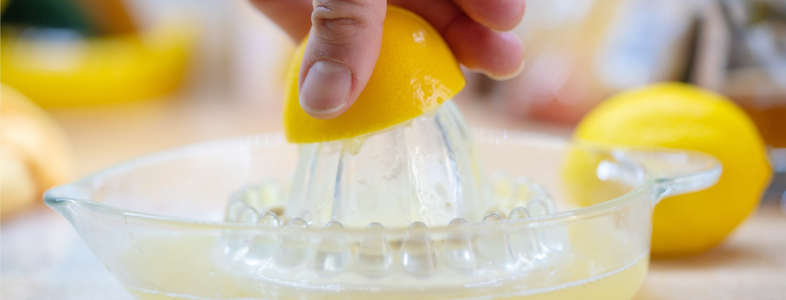 レモンやライムの果汁をたくさん絞る 果汁を飛ばさない方法 Choco Min
