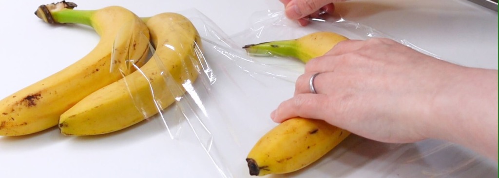 バナナの房をラップでくるむ