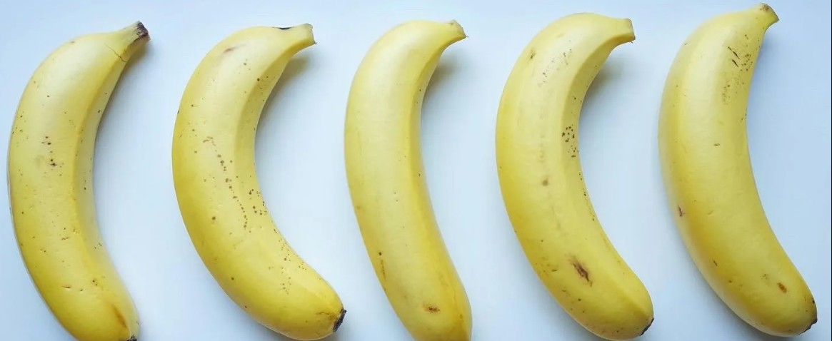 バナナを房から切り離す